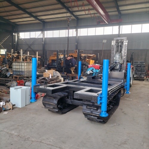 Diesel Engine And Rubber Crawler 4MT Loading Track Transporter Ultimate Transport Solution