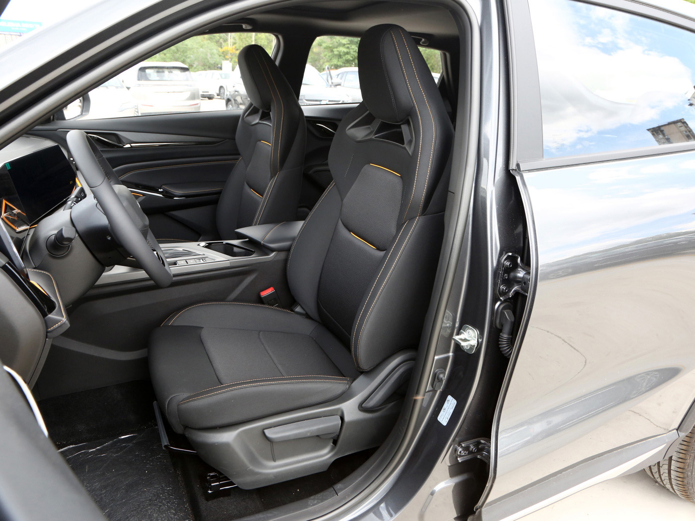 ESC Equipped Changan Oushang X5 Compact SUV Automatic Gear Box Left Steering Leather Seats FWD Drive with R18 Tire Size