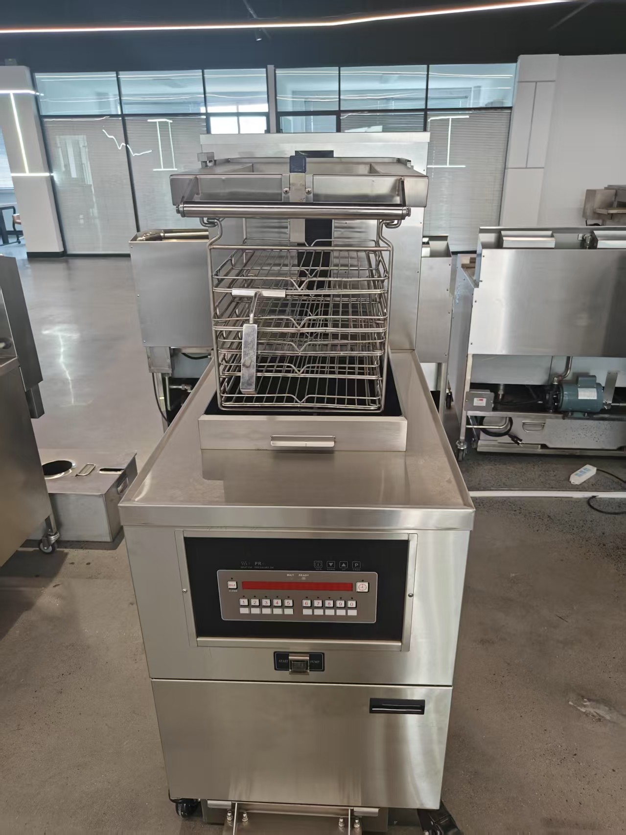8HD Electric Open Deep Fryer With Digital Computer Panel