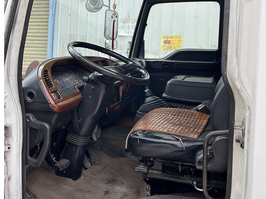 6 Tire Diesel Used Heavy Duty Trucks LHD Steering Position With 3 Seats