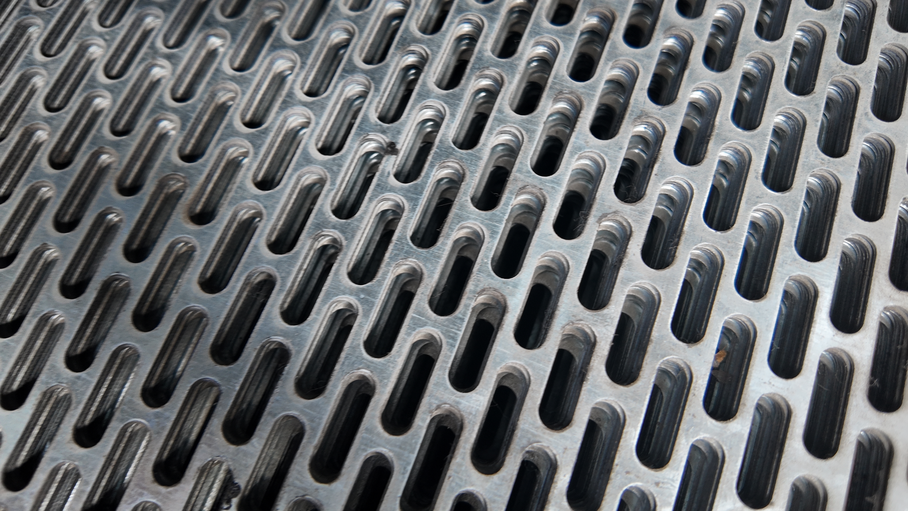 Anti-Rust Galvanized Oblong Hole Perforated Metal Sheet Mesh