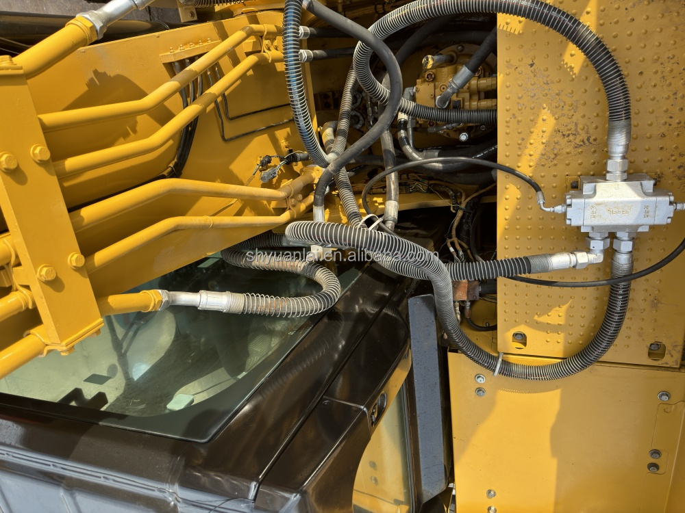 Used CAT320GC excavator with overall soft steel design and 20000 KG machine weight