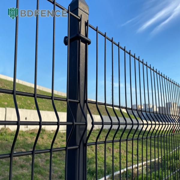 Escape-Proof V Mesh Fence - Weather-Resistant & Poultry-Friendly