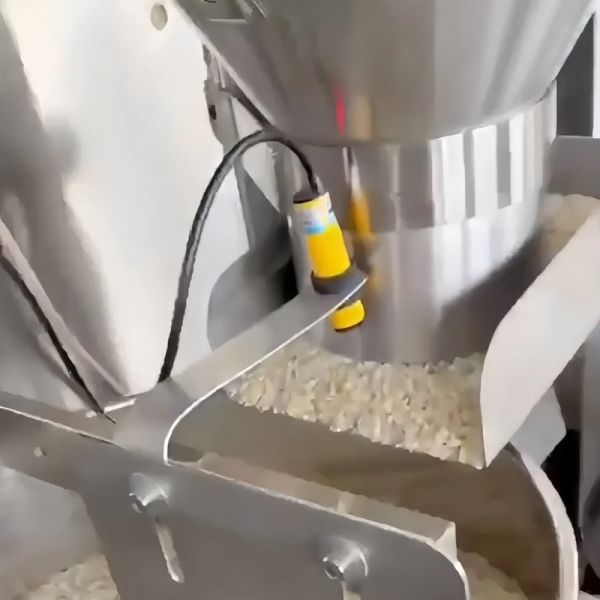 Vertical Automatic Granule Packing Machine High Speed Customized Packaging Machine With Bag Former