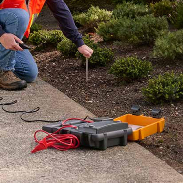 Fluke SmartTrace ™ 2082 Underground power and telecommunications facility locator