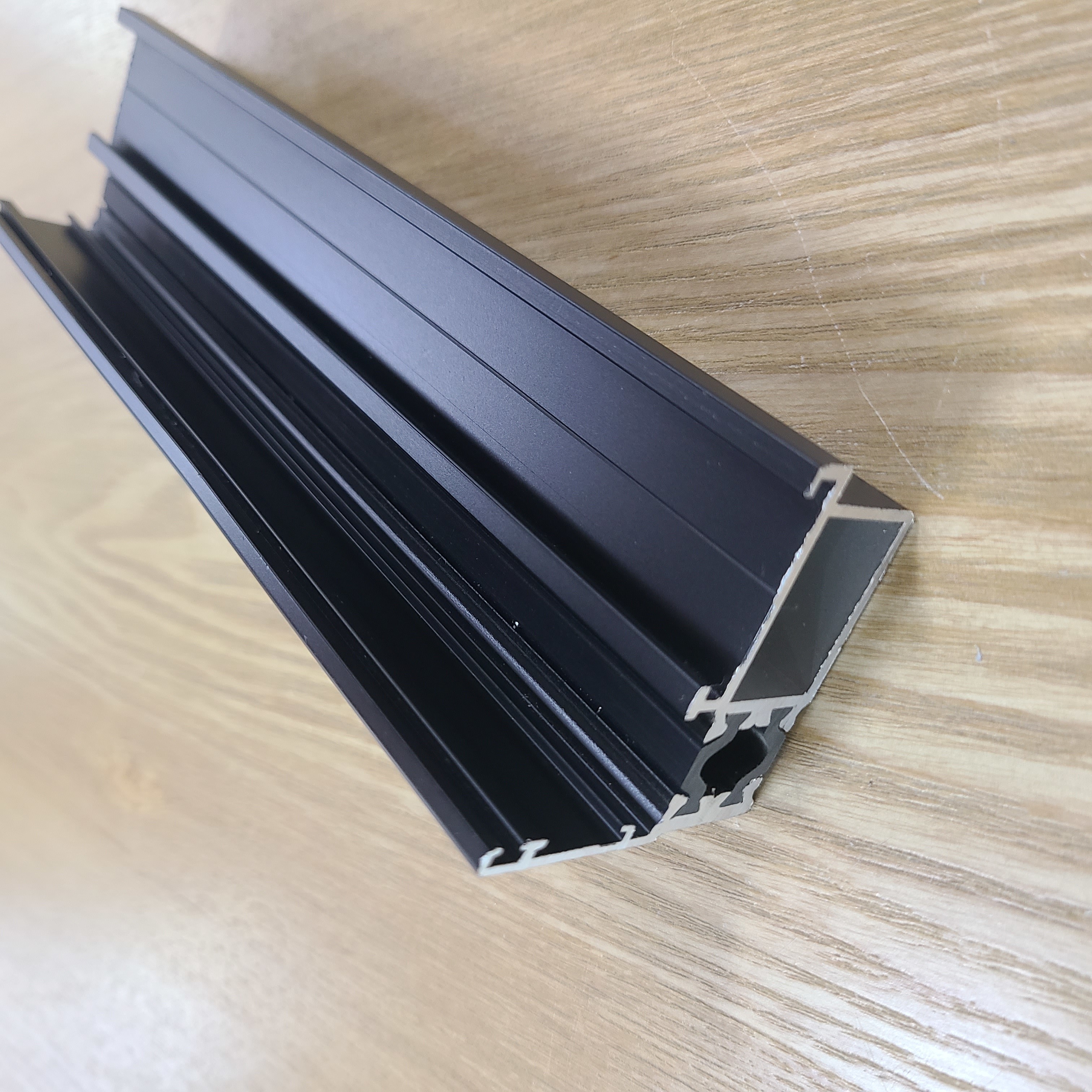 Powder Coated Aluminum Extruded Profile 6063 T5 Pollution Resistant 2.0mm Thickness