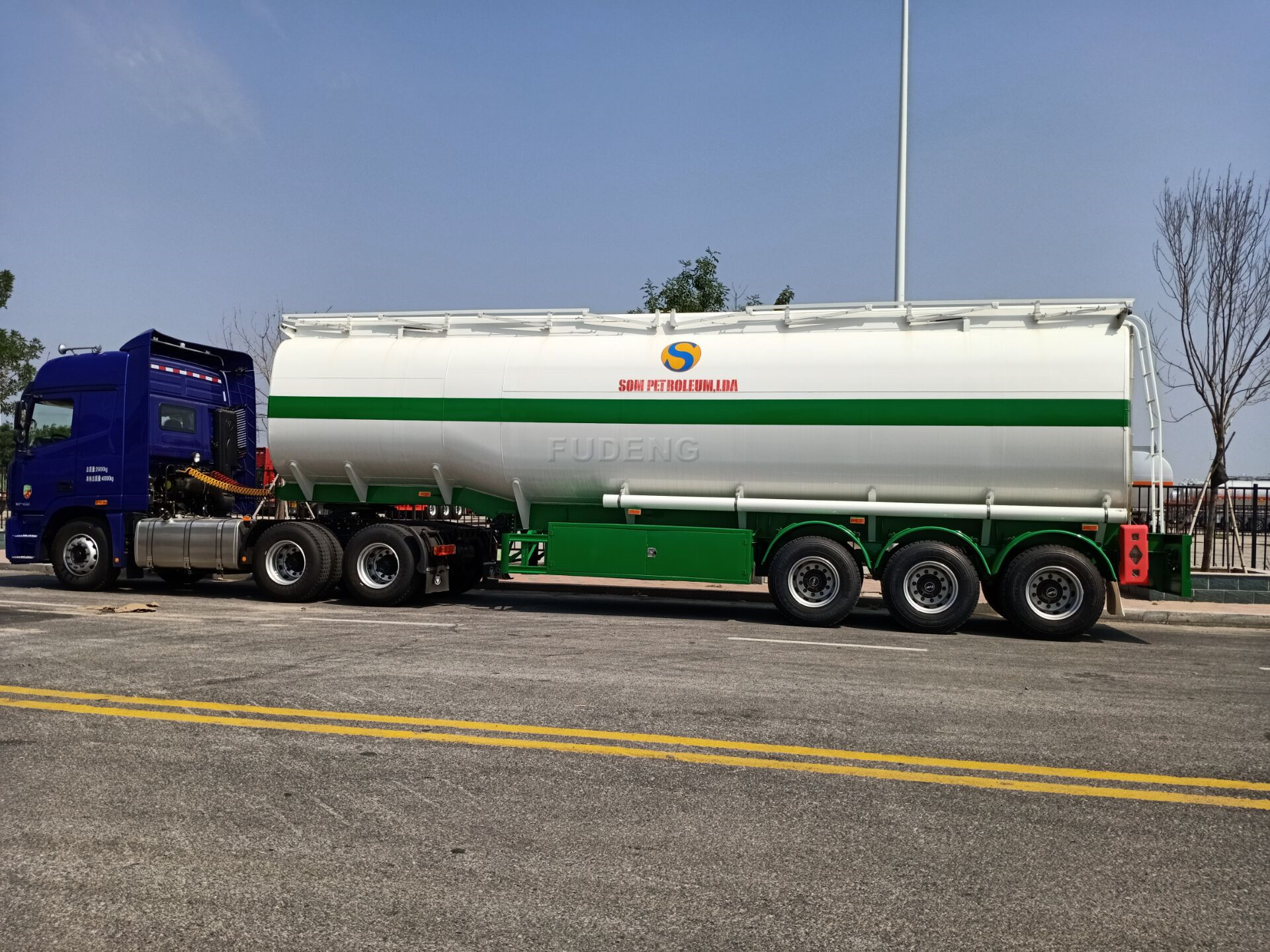 4 Axles 60000 Liters Fuel Tanker Semi Trailers Mobile Tankers For Oil Transporting