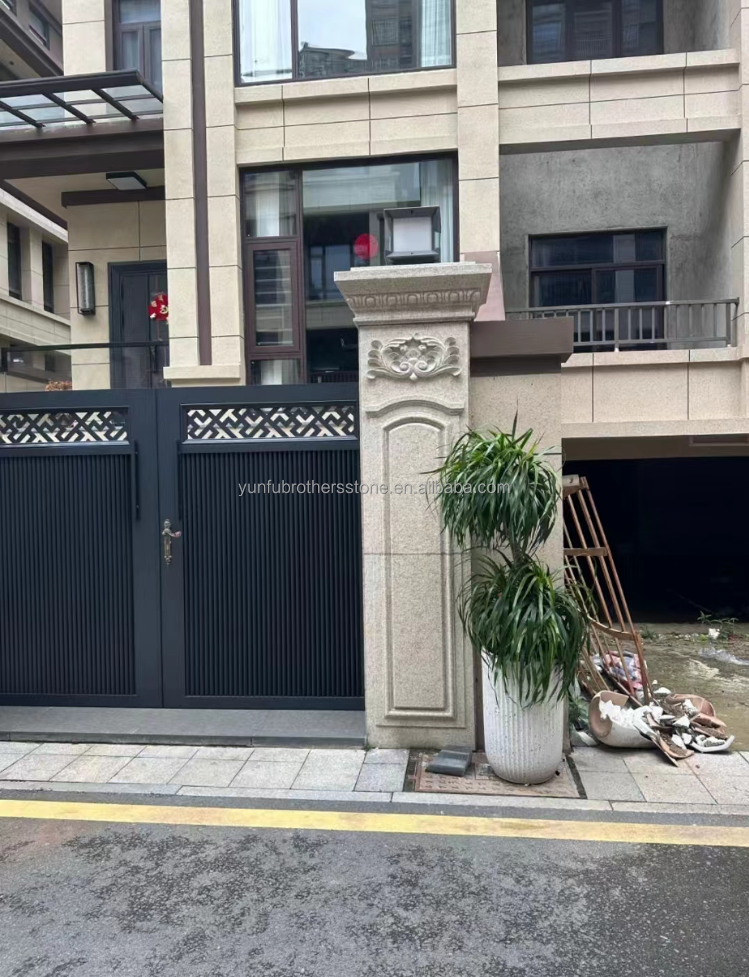 2700kg/m3 Granite Stone Hand Carved Cut-to-Size Pillar for Exterior Column Design