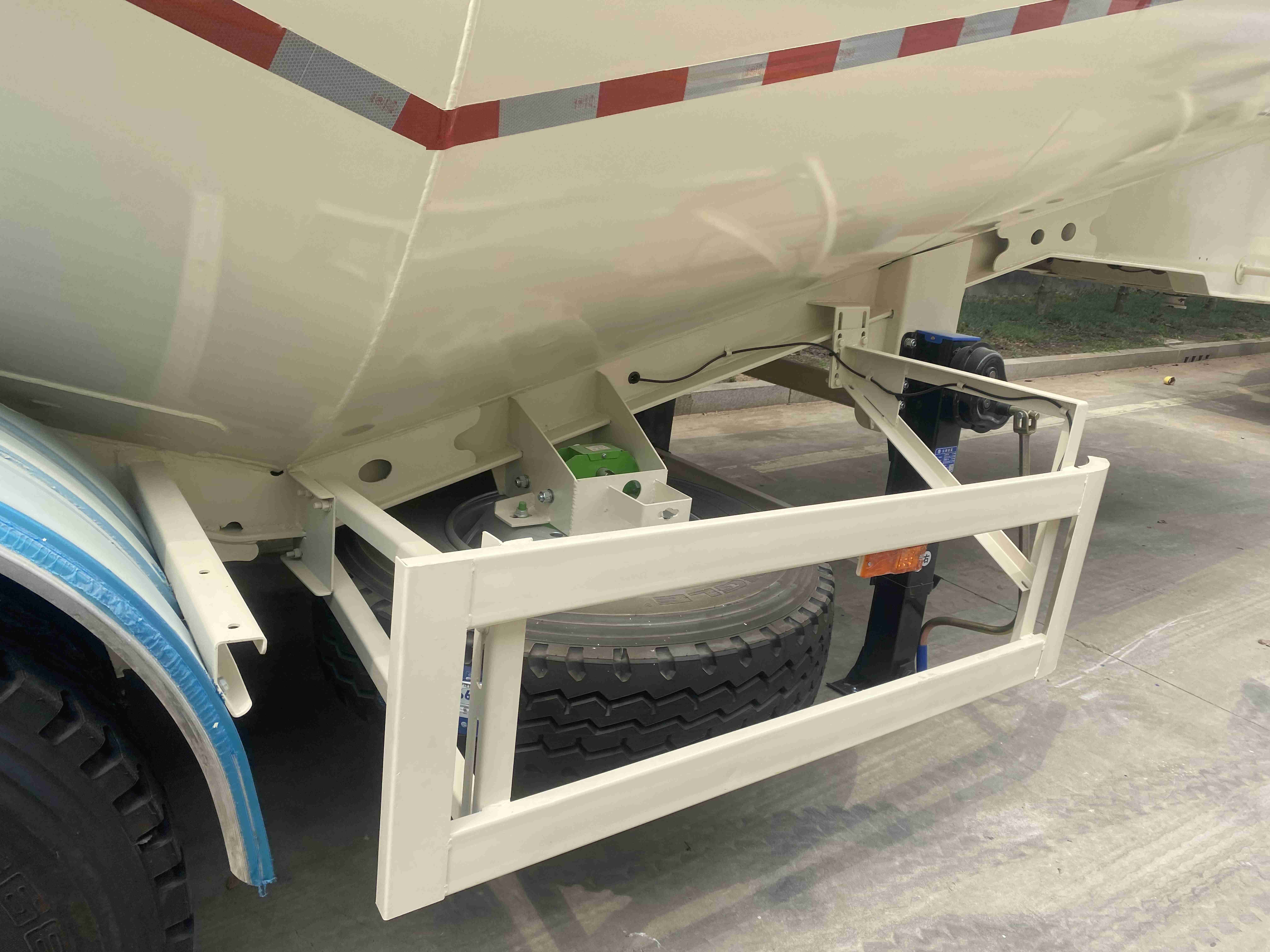Heavy-Duty Freight Truck in Supplies 4-Axis Bulk Transport Semi-Trailer with Leg Support