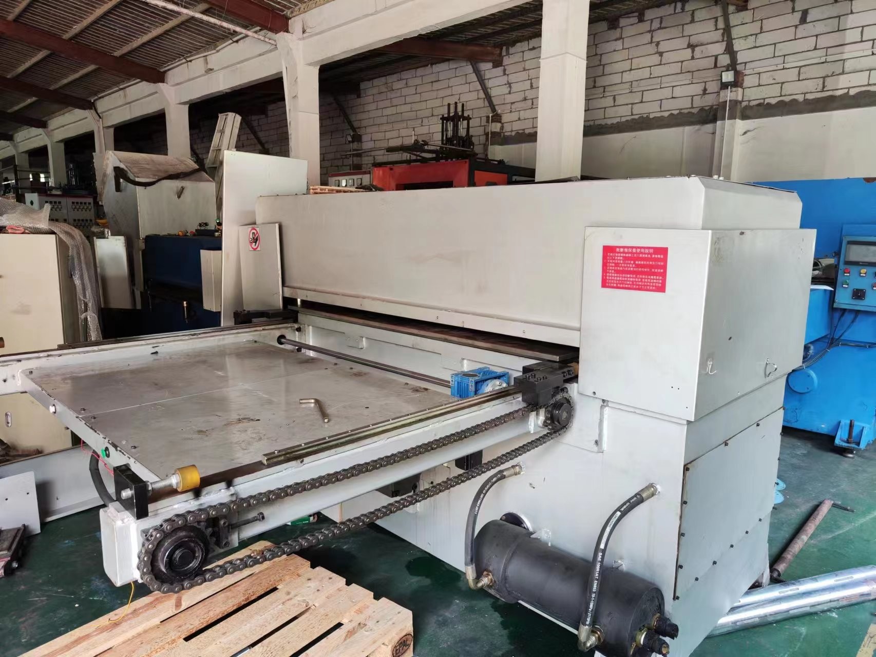 Used 150T White Hydraulic Steel Cutting Machine For Plastic Sheet Film And Die Laser