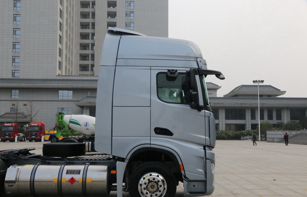 X6000 Shacman Tractor Stable Transmission Out Hande Axle Equipped With Air Suspension