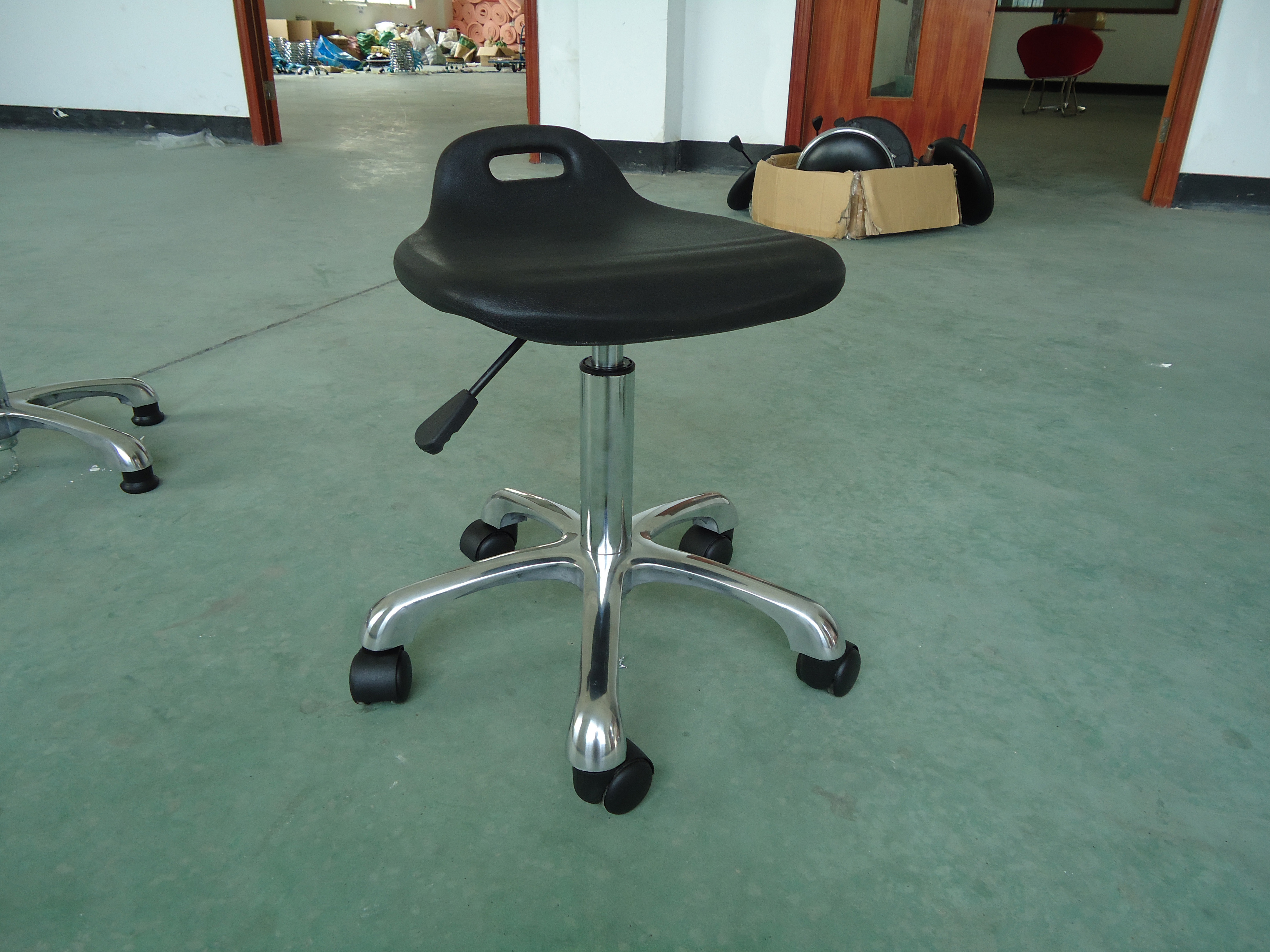 Pneumatic Rotatable Ergonomic Laboratory Stools Adjust Height 420-570mm With Handle Hole