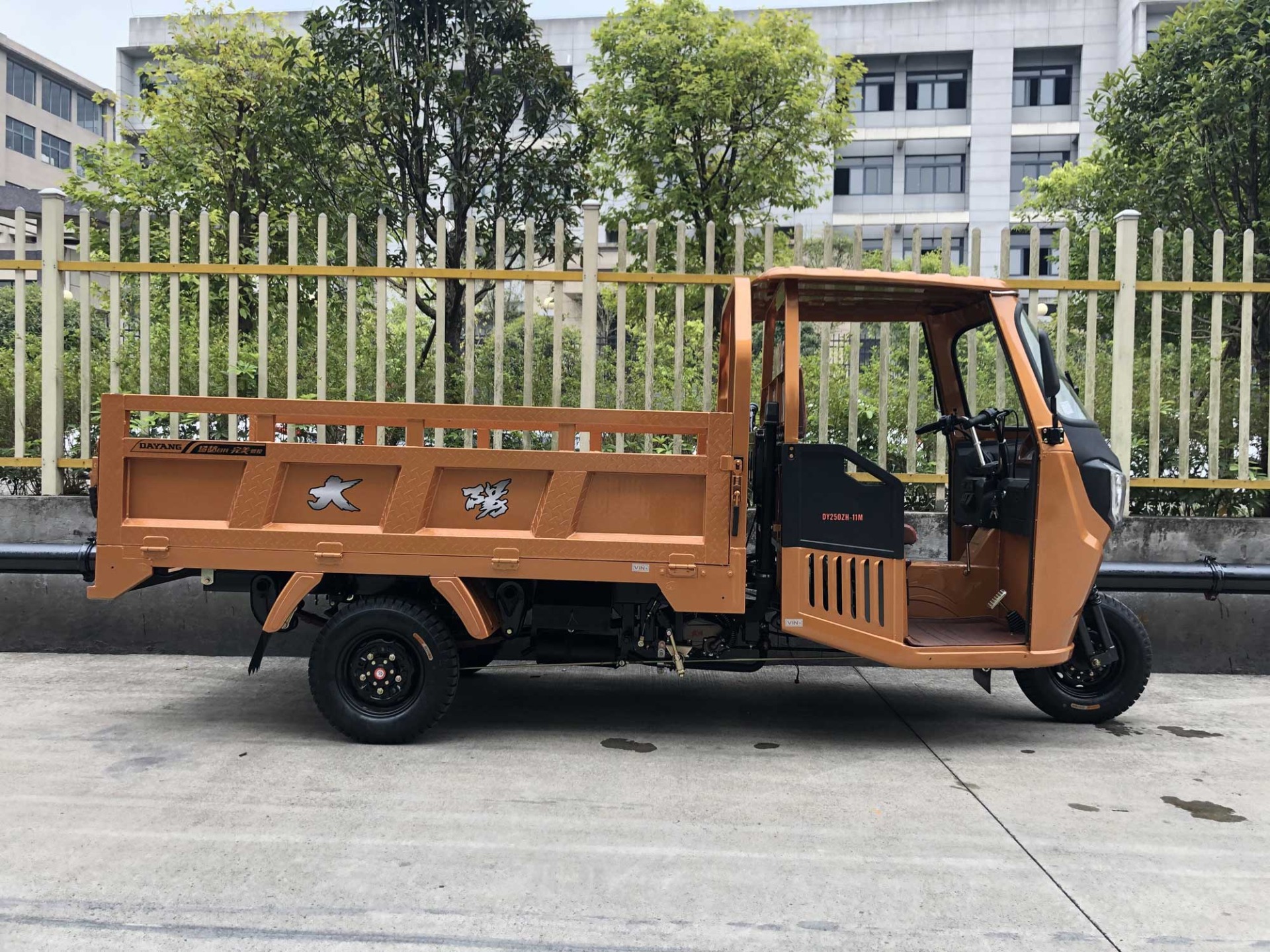 Powerful 200/250/300CC water-cooled engine 3 wheel motorcycle with semi cabin perfect