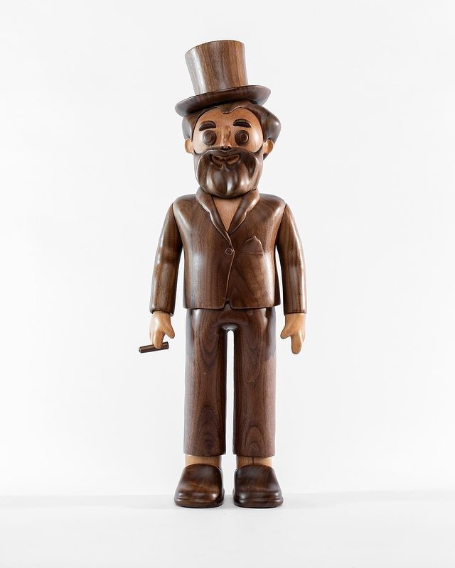OEM Design Carving Wooden Art Sculpture Artists Collectible Crack Resistant