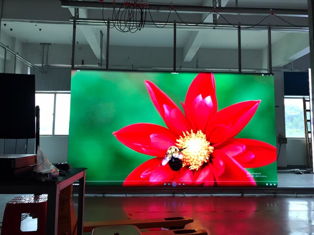 P2.6 Indoor LED Display Panel with 100000 Hours Lifespan and 132W/m 2 Ave Consumption