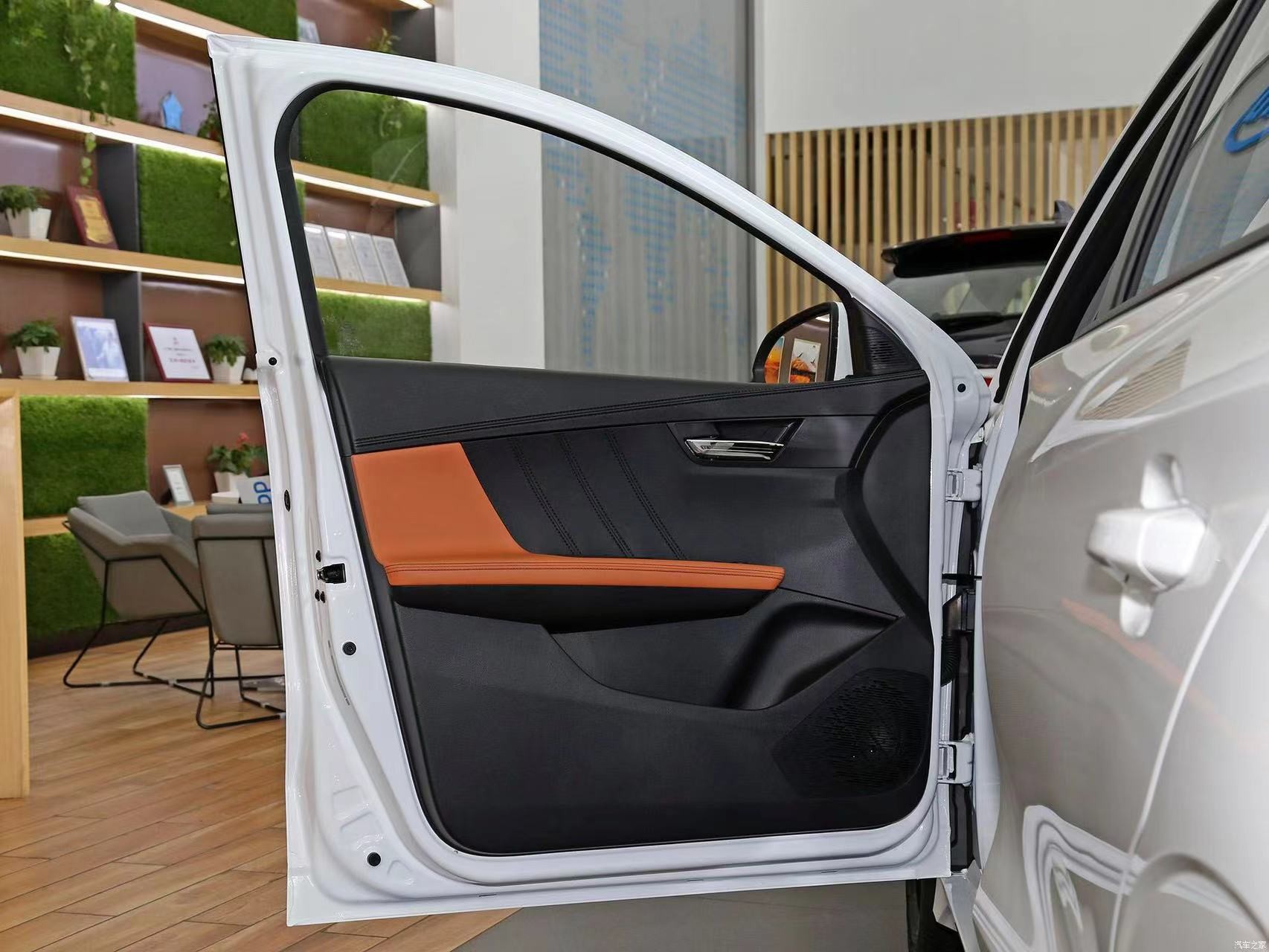 BYD E2 Ev Compact Suv Car 5 Seats Battery Range 401km New 2WD