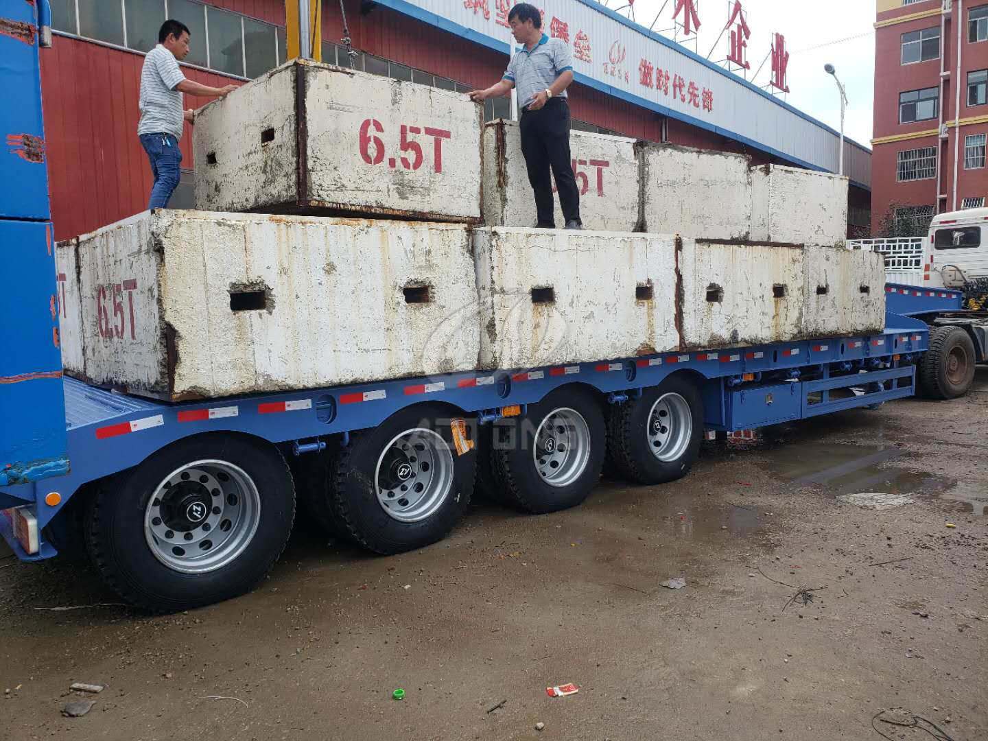 3 Axle Lowbed Truck Low Bed Flatbed Semi Trailer for Transporting Cargo and Excavator