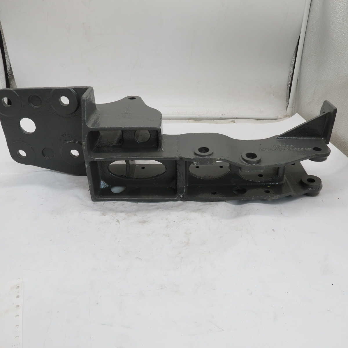 SINOTRUK HOWO TRUCK PARTS High quality trucks and cars Hydraulic lock right lower bracket AZ1642448084