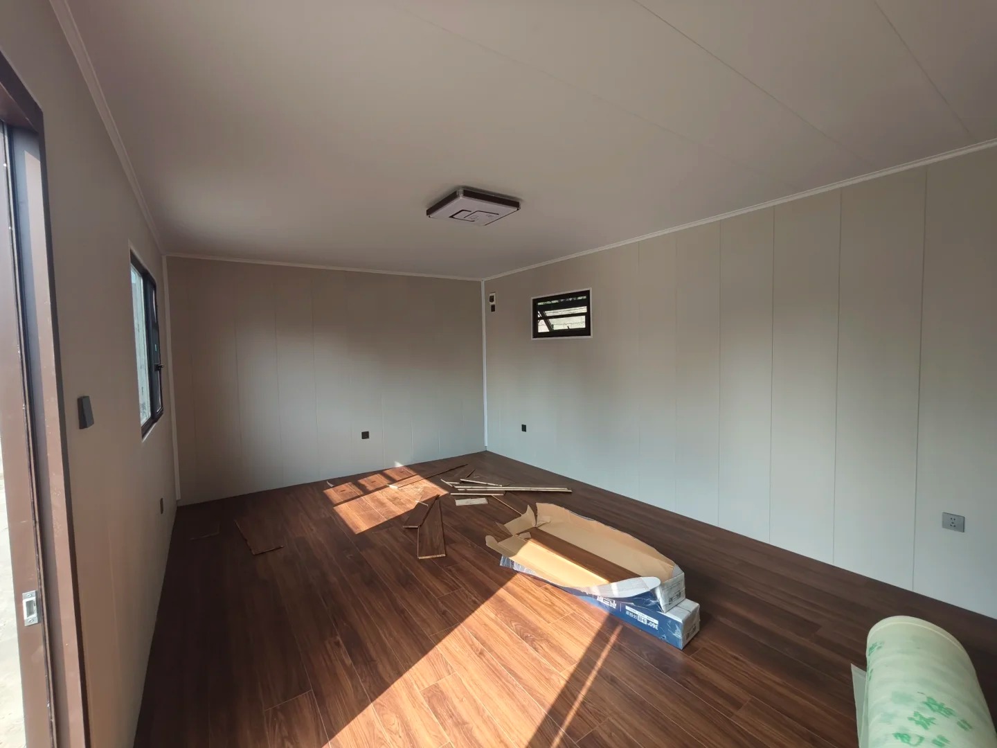 Direct Prefab Hobbit House with Steel Door and Square Design