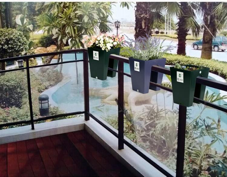 H22cm Saddle Shaped Self Watering Houseplant Pots For Balcony Or Office Table