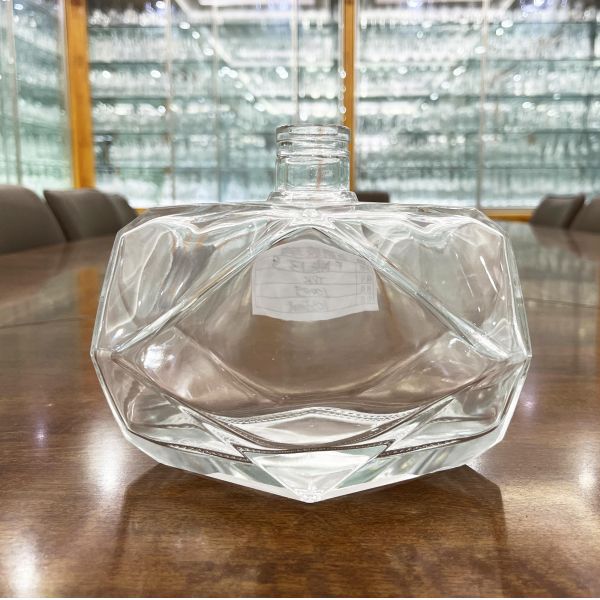 Luxury High End Custom Polygonal Glass Bottle for VODKA Clear and Distinctive