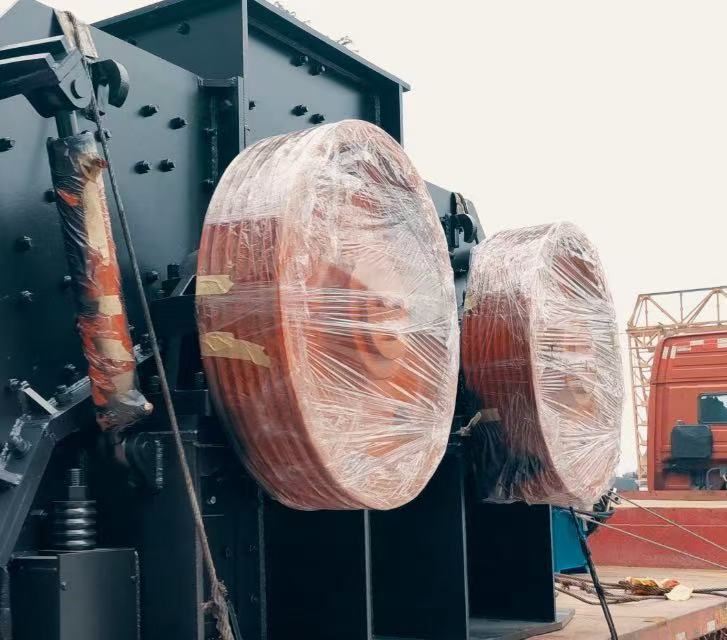 Steel Frame Double Rotor Hammer Crushing Machine Large Feeding Size For Mining