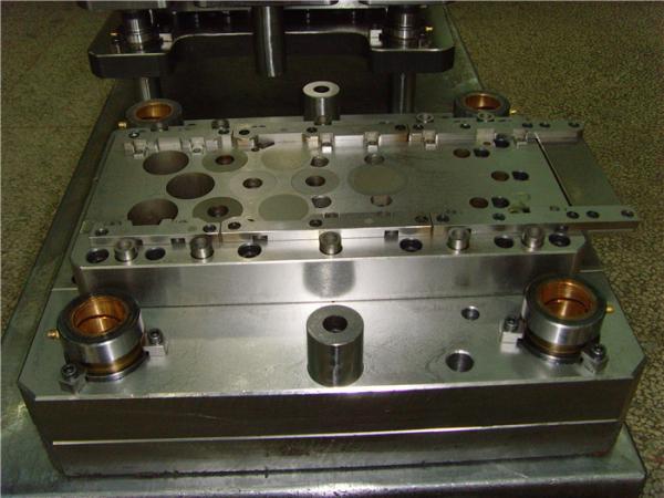 Automotive Gasket 3 Row Progressive Die Stamping , Precision Metal Stamping