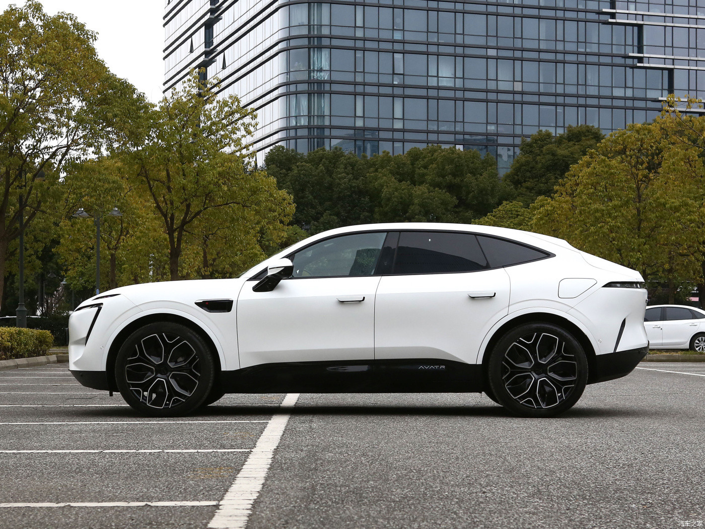 Dual Motor BEV In Electric Vehicles Luxury Version 4 Seats Plain White Avita 11