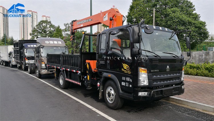 9.00R20 Tire 5 Ton HOWO Light Truck With 3 Tons Lifting Crane
