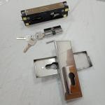 0.8mm Thickness Bottom Door Lock Clamp , Glass Door Bottom Patch Lock 164×31