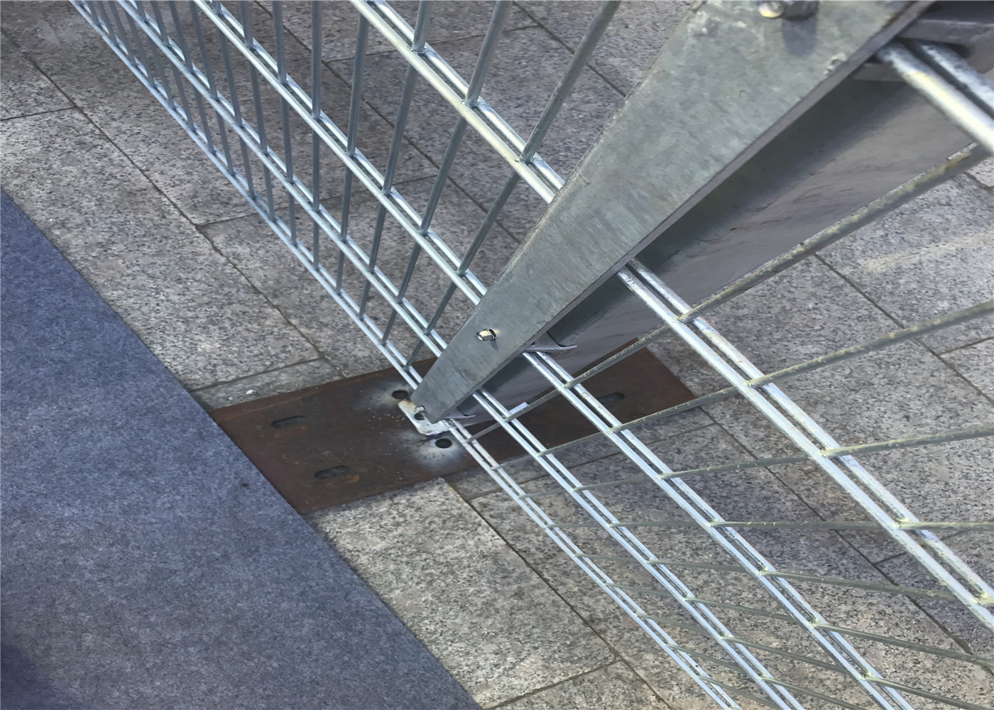 double horizontal wire welded arched doubled wire mesh fence
