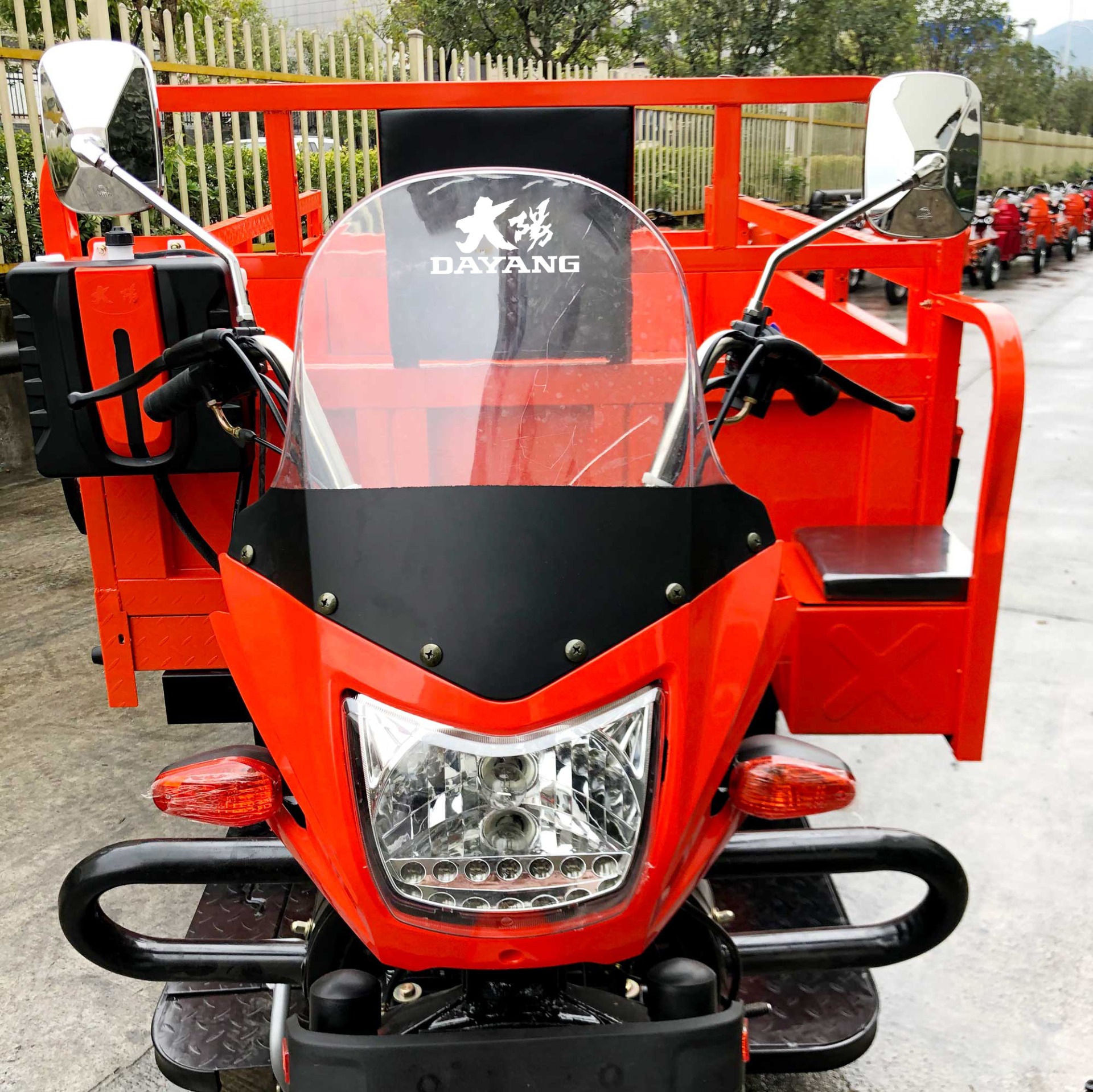 DAYANG Lifan 250CC 300CC Cargo Motorized Tricycle with 5.0 inch Wheels and Orange Body