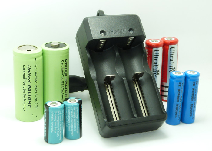 Short Circuit Protected 18650 Smart Battery Charger For Lithium Ion Battery