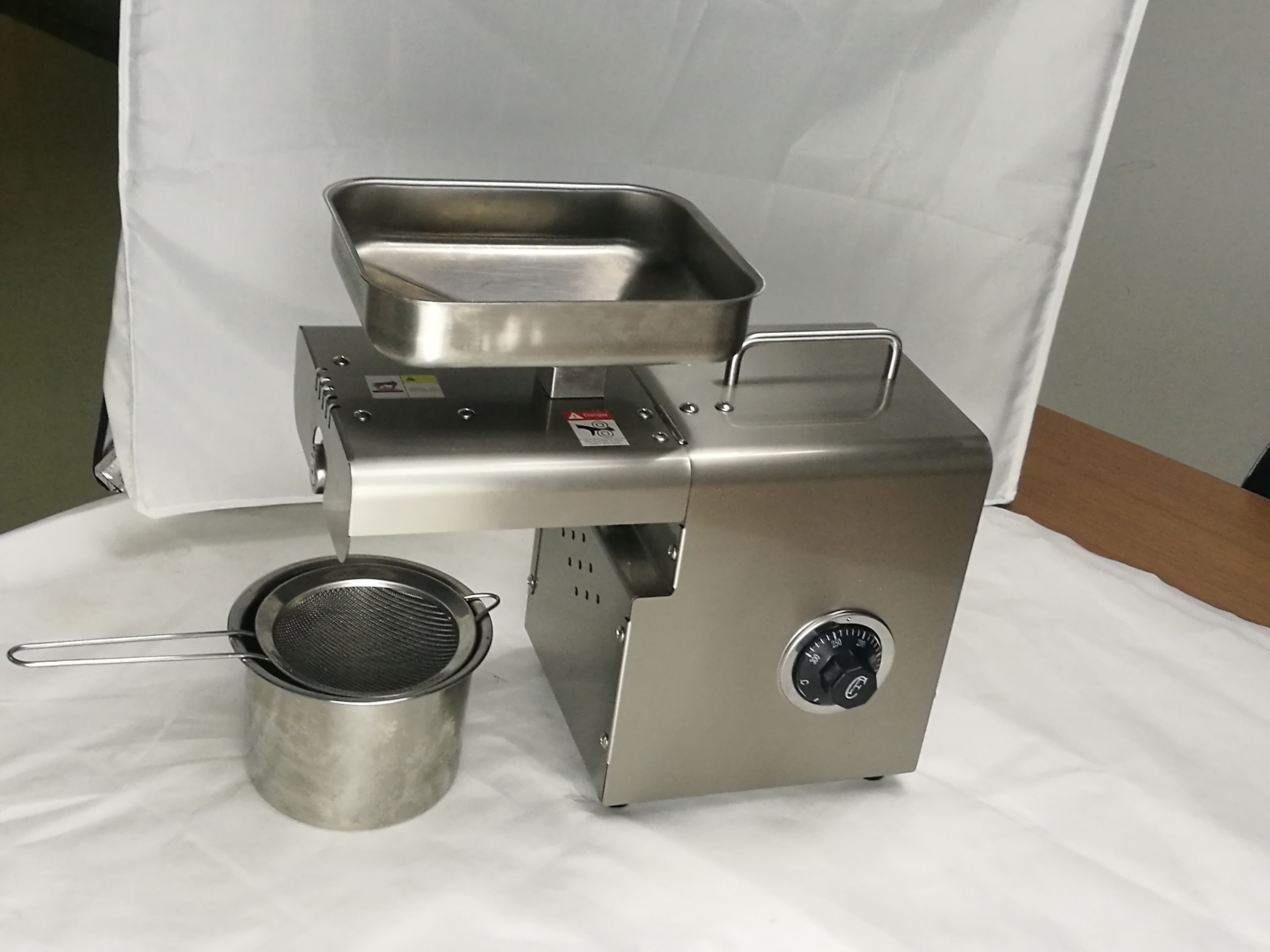 Sesame Oil Processing Machine 3 - 5 Kg/H Capacity 220v / 110v Voltage