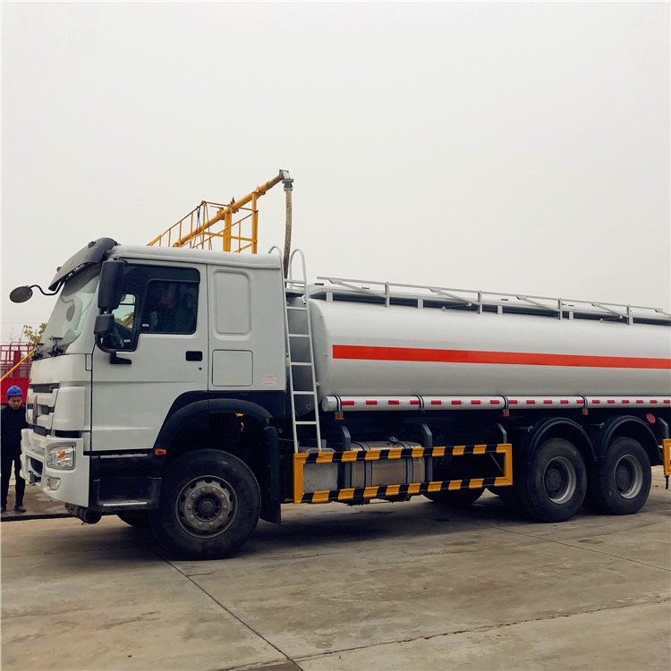 SINOTRUK HOWO 20CBM 25CBM Liquid Tanker Truck , Refueling Oil Tanker Truck