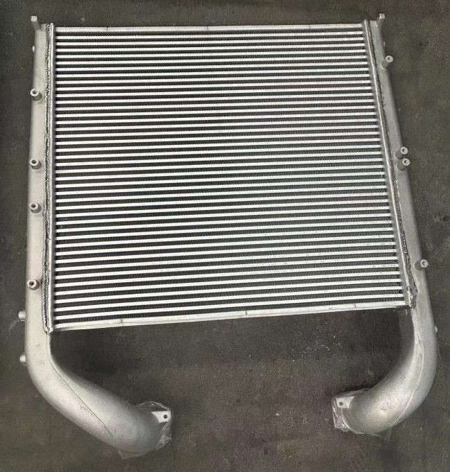Radiator 712W06100-0005 HOWO Truck Parts Intercooler WG9925530136 WG9925530137 Water Tank