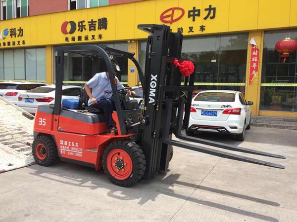 Diesel Powered Counterbalance Forklift Truck , Forklift 3.5 Ton With Comfortable