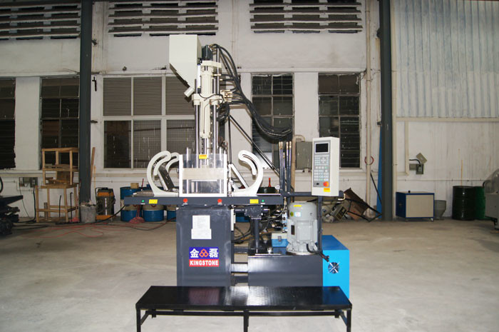 1 Station Vertical Small Plastic Shoes Making Machine For Sports Shoe Upper Strap