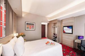 Wholesale Budget hotel rooms interior design of furniture made by Laminate board in Wardrobe and Cupboard cabinets from china suppliers
