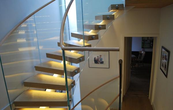 Stainless Steel Curved Glass Staircase Modern House Decoration With Wall Mounted