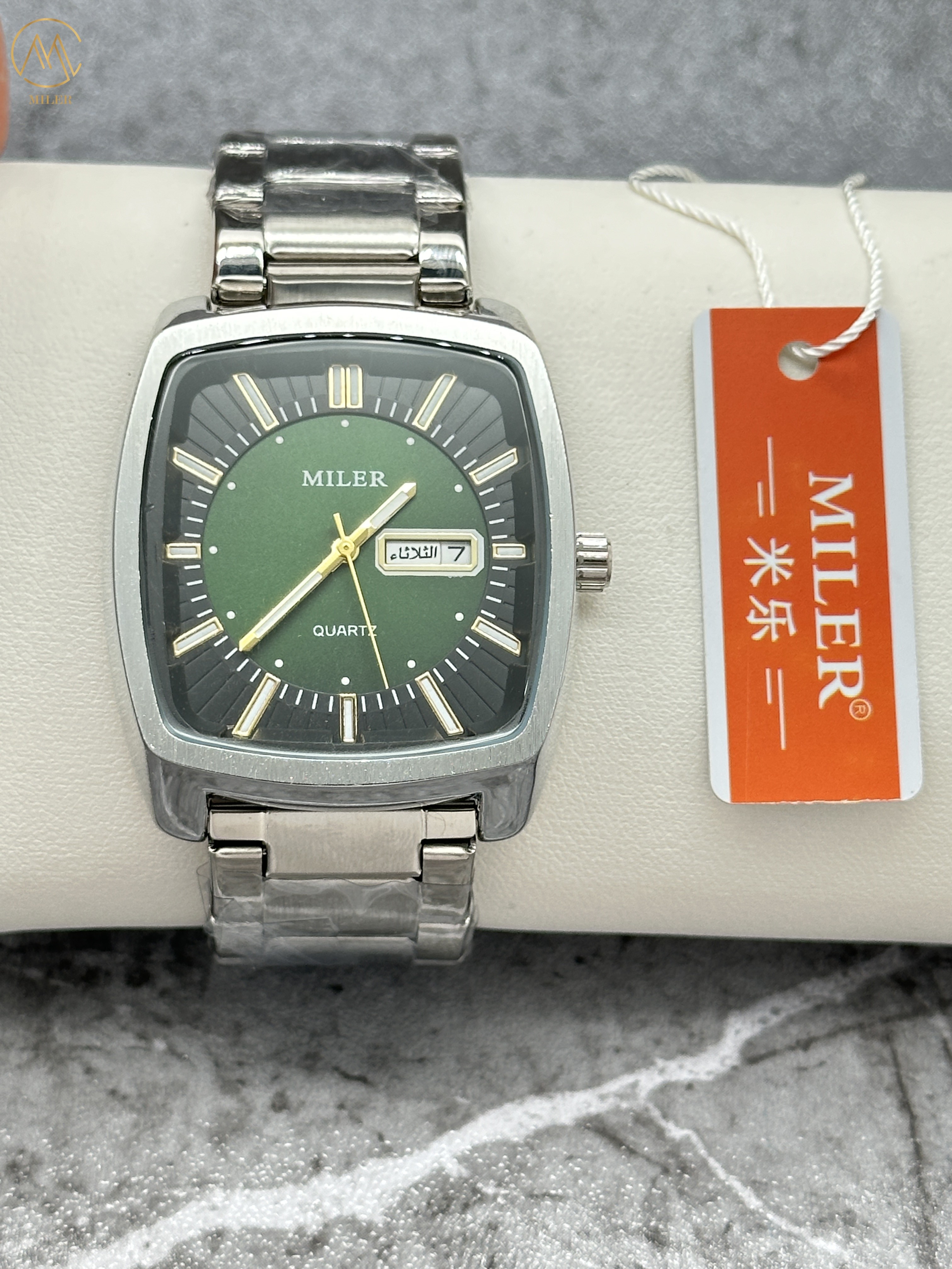 Fashionable Classic Men′s Waterproof Watch with Stainless Steel Strap