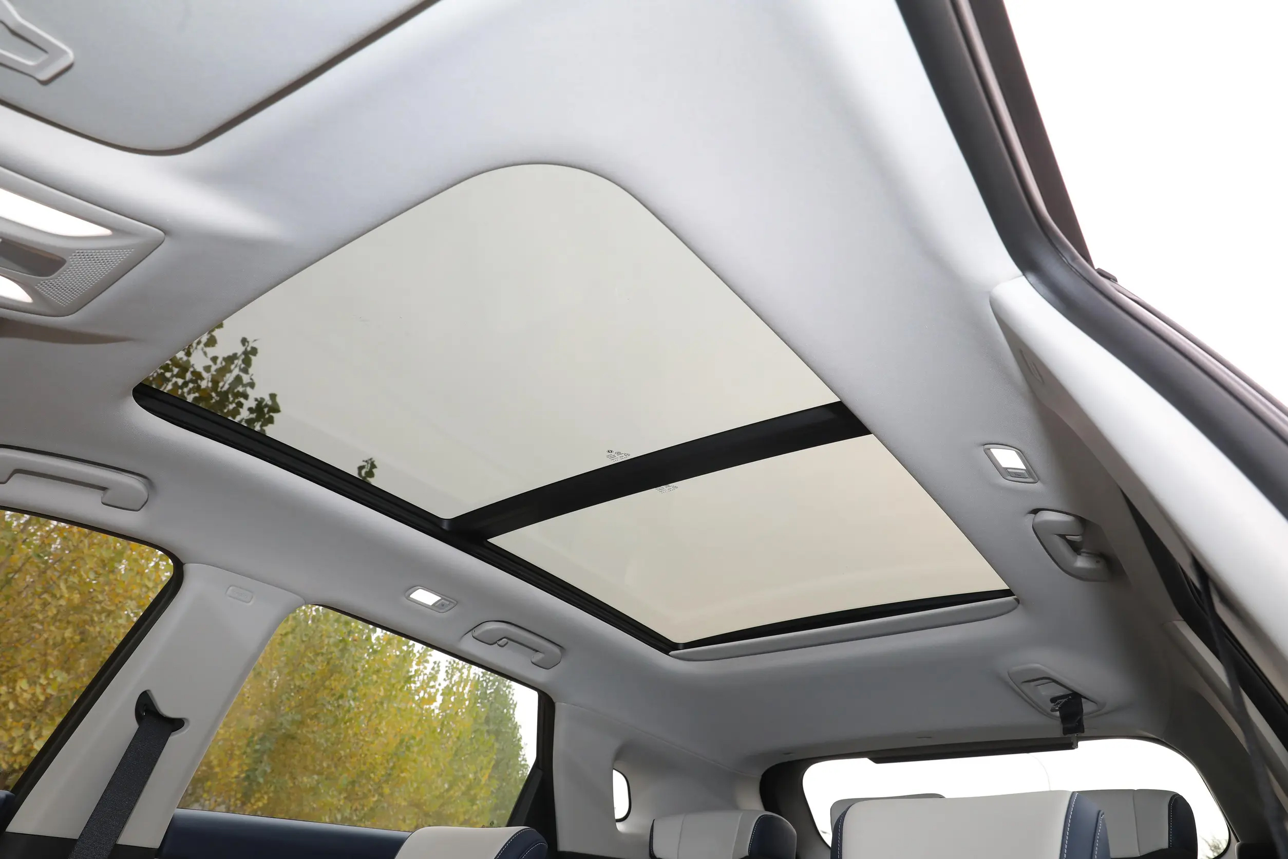Experience the Ultimate Comfort and Performance with DONGFENG AEOLUS HUGE 1.5L Hybrid Passenger Car