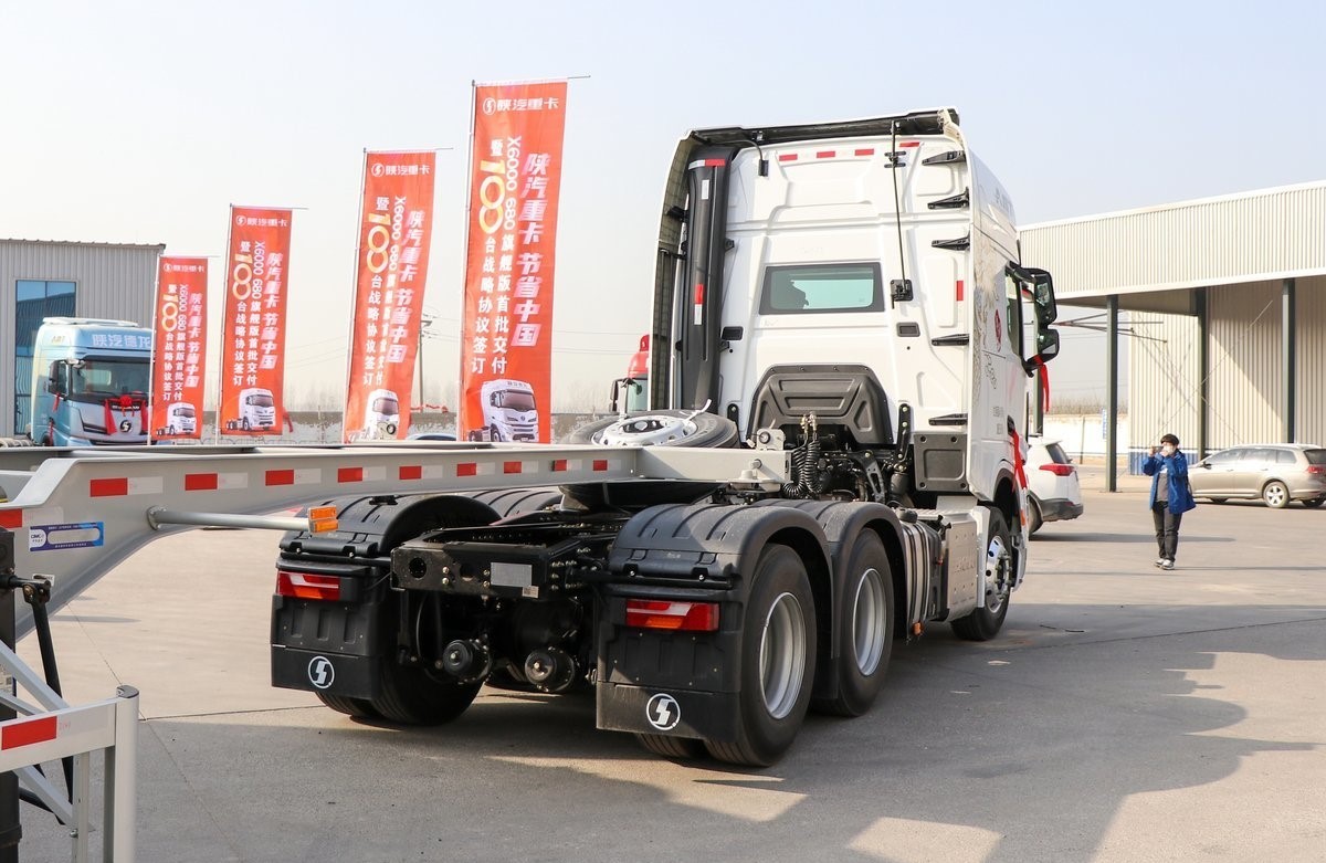 Tractor Truck X6000 4X2 6X4 Diesel Engine 500HP 30-40tons Logistics Transportation Tractor Truck
