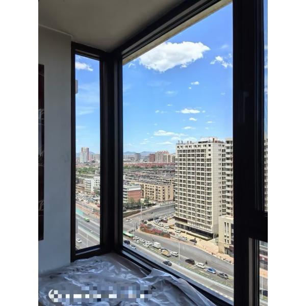 Ski Chalet Folding Window Solution Combining Panoramic Slope Views with Ice-Dam Resistant Frames