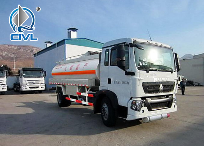 Sinotruk Howo 4x2 Fuel Tanker Truck / Gas Diesel Refilling Truck 5 cbm