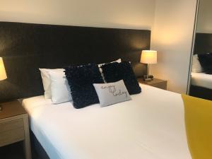 Wholesale Hotel executive apartment bedroom furniture by upholstered bed and Laminate wood table with cabinet from china suppliers