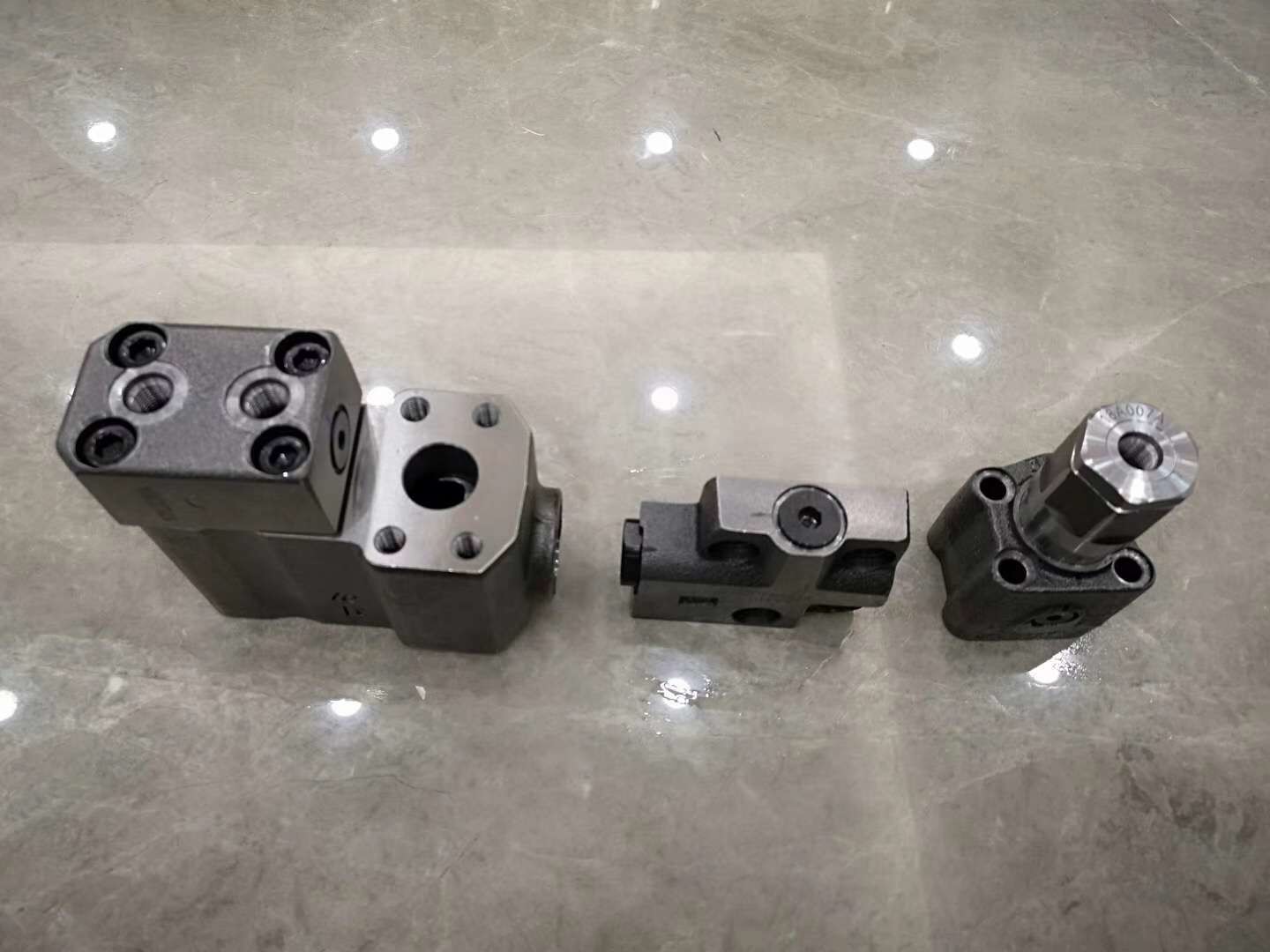 Kobelco Large and Small Arm Hydraulic Holding Valve 18A11077894300 For Excavator