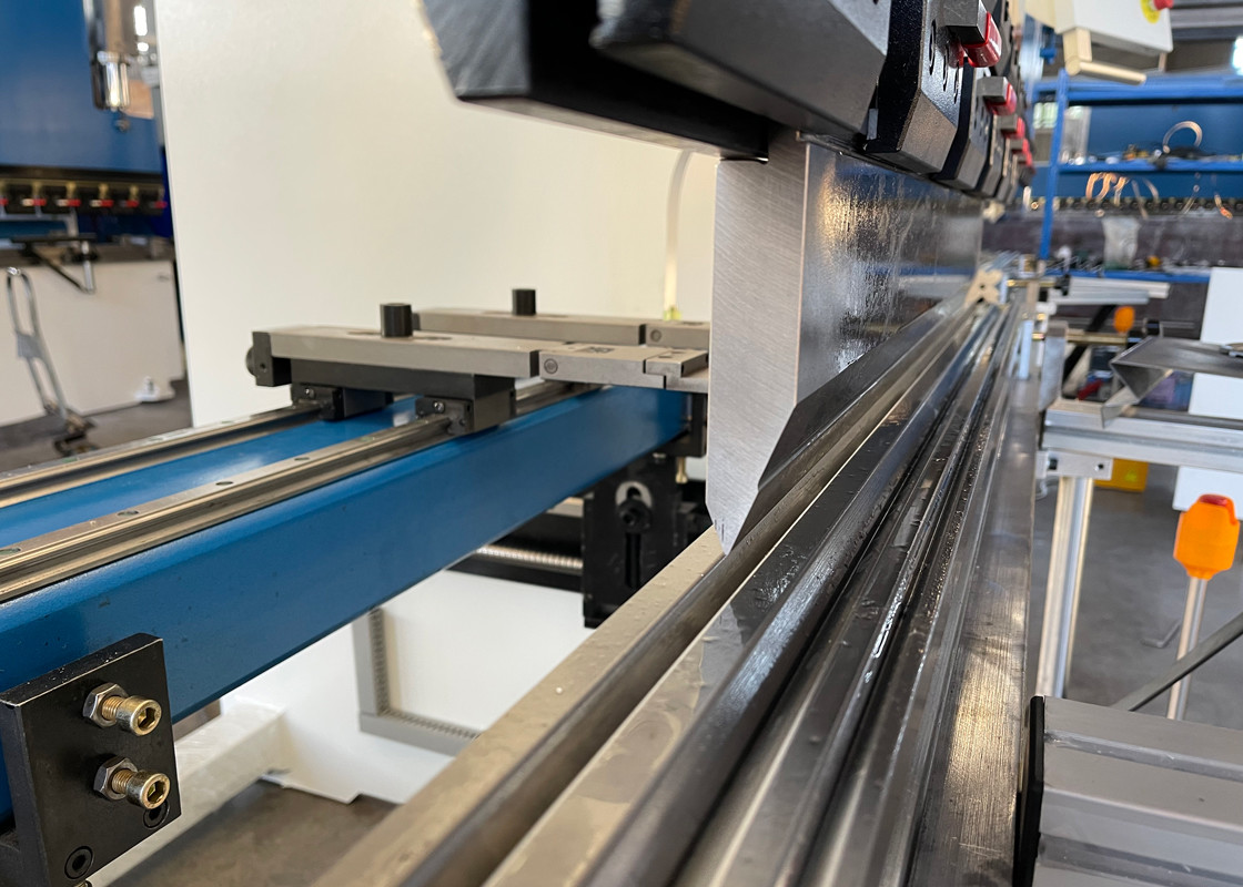 1600mm Worktable Torsion Bar Press Brake CNC Controller Smooth Metal Hydraulic Bending Machine