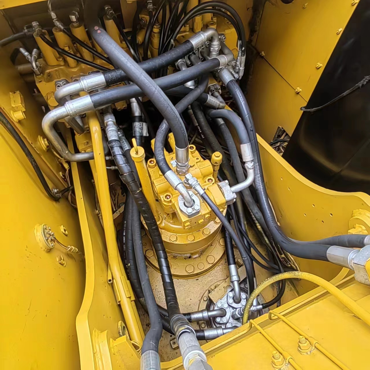 Used Caterpillar 325D Excavator with 22300KG Operating Weight and 110KW Power