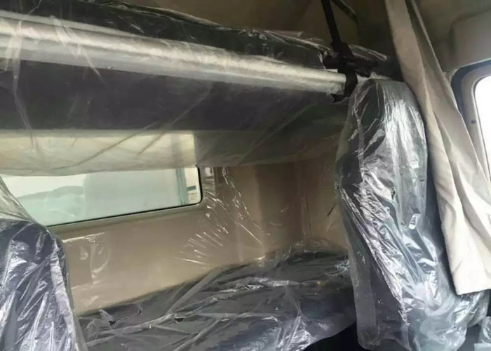 8×4 Refrigerated Trucks And Vans SINOTRUK HOWO 40 Ton For Carrying Frozen Foods